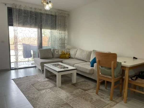 Tirane, jepet me qera apartament 2+1 , 650 € 