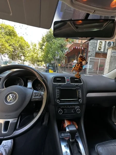 Tirane, shes makine Golf Vl Benzin, gri metalizato automatik Klima 240 km 5.000 €