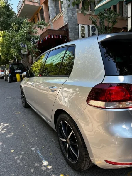 Tirane, shes makine Golf Vl Benzin, gri metalizato automatik Klima 240 km 5.000 €