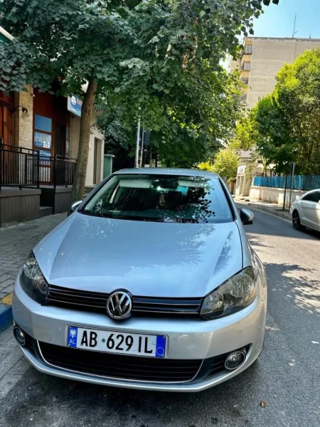 Tirane, shes makine Golf Vl Benzin, gri metalizato automatik Klima 240 km 5.000 €