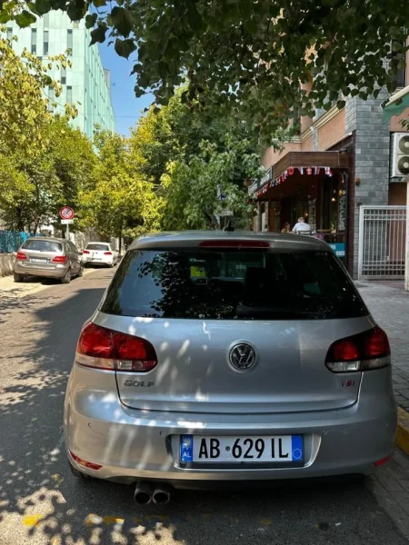 Tirane, shes makine Golf Vl Benzin, gri metalizato automatik Klima 240 km 5.000 €