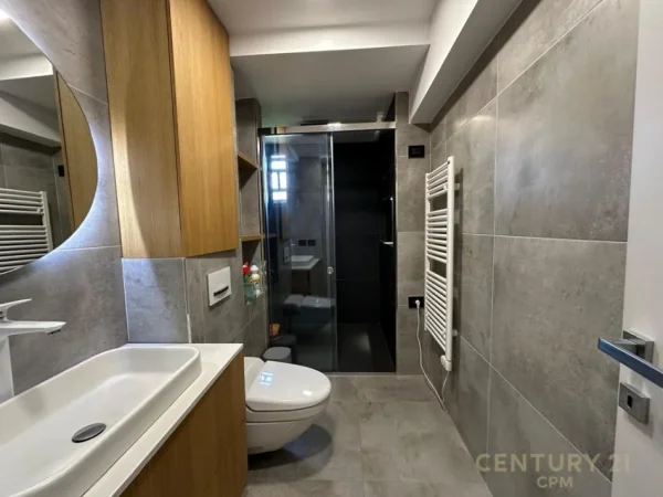 Tirane, jepet me qera apartament 1+1 Kati 5, 81 m² 850 € (Qender)