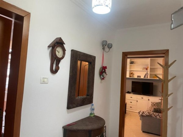 Tirane, jepet me qera apartament 1+1 Kati 5, 450 € (Rruga Gjon Buzuku)