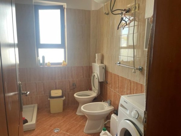 Tirane, jepet me qera apartament 1+1 Kati 5, 450 € (Rruga Gjon Buzuku)