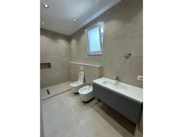 Tirane, shitet apartament 3+1+Ballkon Kati 2, 137 m² 180.000 € (FRESKU)