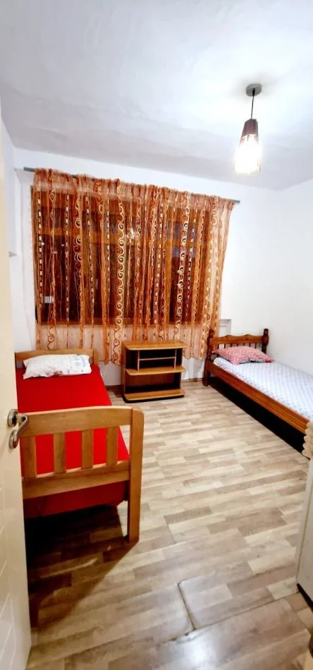 Tirane, jepet me qera apartament 2+1+Ballkon Kati 4, 80 m² 450 € (Rruga Bardhyl)