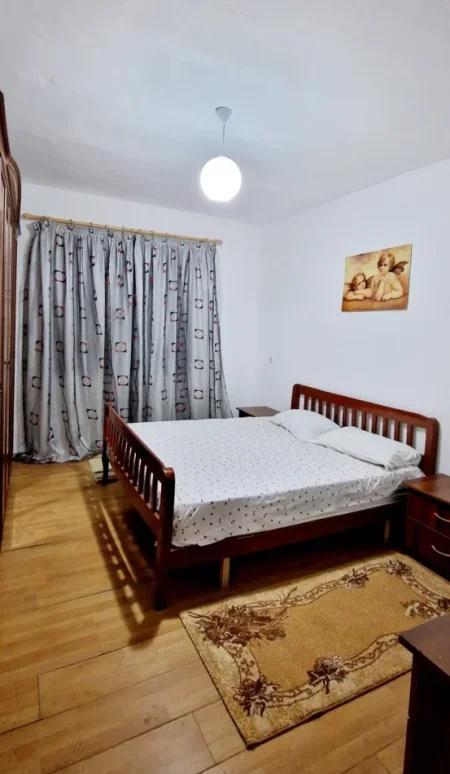 Tirane, jepet me qera apartament 2+1+Ballkon Kati 4, 80 m² 450 € (Rruga Bardhyl)