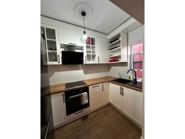 Tirane, jepet me qera apartament 1+1 Kati 5, 60 m² 600 € (Rruga Irfan Tomini)