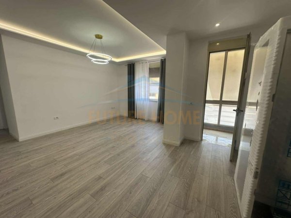 Tirane, shitet apartament 2+1 Kati 8, 84 m² 135.000 € (Unaza e Re)