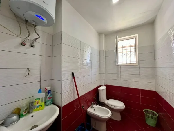 Tirane, shitet ambjent biznesi Kati 0, 33 m² 60.000 € (Ali Demi - Tiranë)