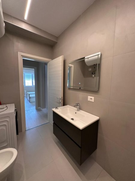 Tirane, jepet me qera apartament 2+1+Ballkon Kati 2, 117 m² 750 € (River Residence)