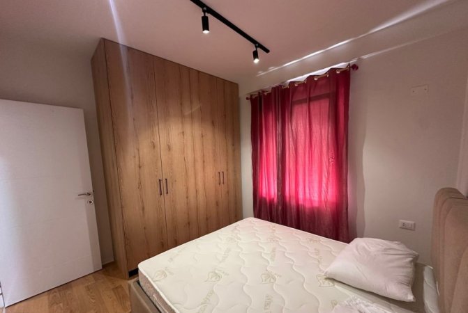 Tirane, jepet me qera apartament 1+1+Ballkon Kati 3, 70 m² 550 € (Rruga David Selenica)