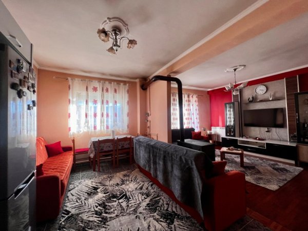 Korce, shitet shtepi 3+1+Ballkon Kati 2, 220 m² 165.000 € (“Rr.Koli Ceku” - Korce)