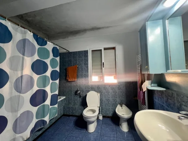 Korce, shitet shtepi 3+1+Ballkon Kati 2, 220 m² 165.000 € (“Rr.Koli Ceku” - Korce)