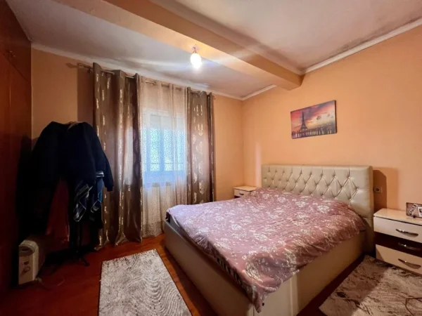 Korce, shitet shtepi 3+1+Ballkon Kati 2, 220 m² 165.000 € (“Rr.Koli Ceku” - Korce)