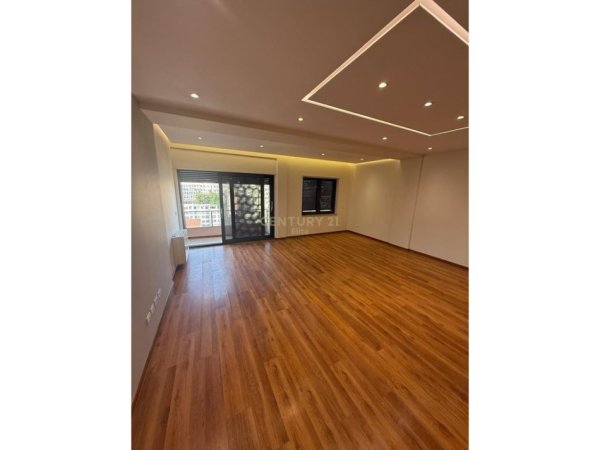 Tirane, jepet me qera zyre Kati 7, 147 m² 1.700 € (prane Ring Center)