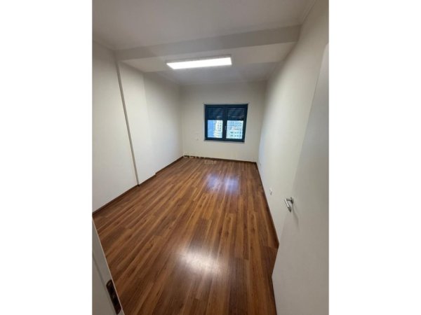 Tirane, jepet me qera zyre Kati 7, 147 m² 1.700 € (prane Ring Center)