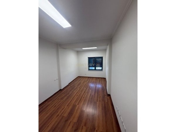 Tirane, jepet me qera zyre Kati 7, 147 m² 1.700 € (prane Ring Center)