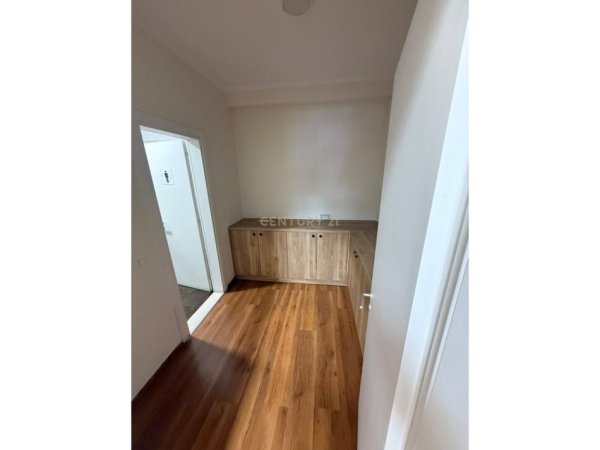 Tirane, jepet me qera zyre Kati 7, 147 m² 1.700 € (prane Ring Center)