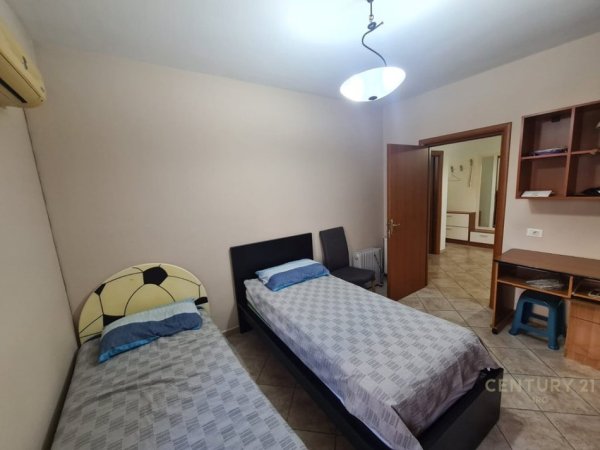 Tirane, jepet me qera apartament 2+1 Kati 3, 105 m² 650 € (KOMUNA E PARISIT)