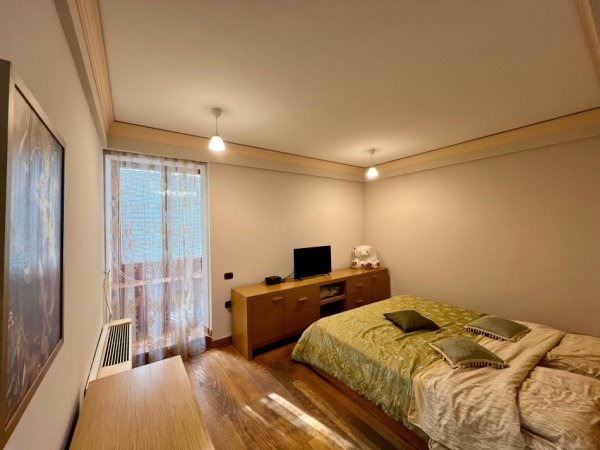 Tirane, jepet me qera apartament 3+1+Ballkon Kati 5, 160 m² 1.000 € (Air Albania Stadium)