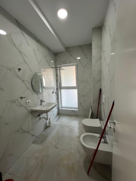 Tirane, jepet me qera apartament 2+1+Ballkon Kati 2, 83 m² 450 € (Rruga Jordan Misja)