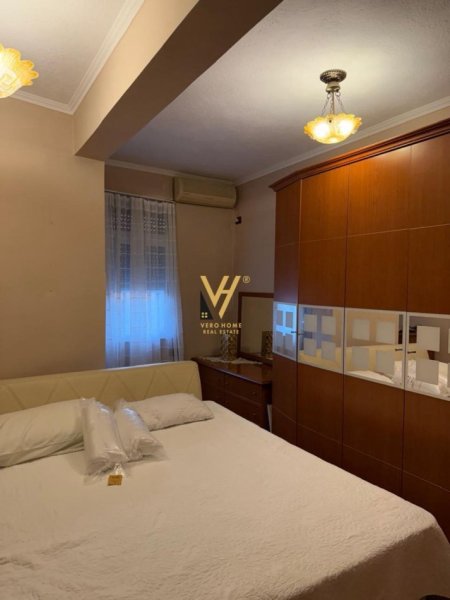 Tirane, jepet me qera apartament 2+1+Ballkon Kati 4, 115 m² 1.000 € (QENDER)