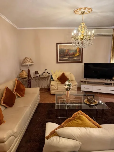 Tirane, jepet me qera apartament 2+1+Ballkon Kati 4, 115 m² 1.000 € (QENDER)