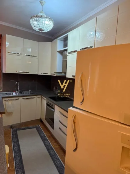 Tirane, jepet me qera apartament 2+1+Ballkon Kati 4, 115 m² 1.000 € (QENDER)