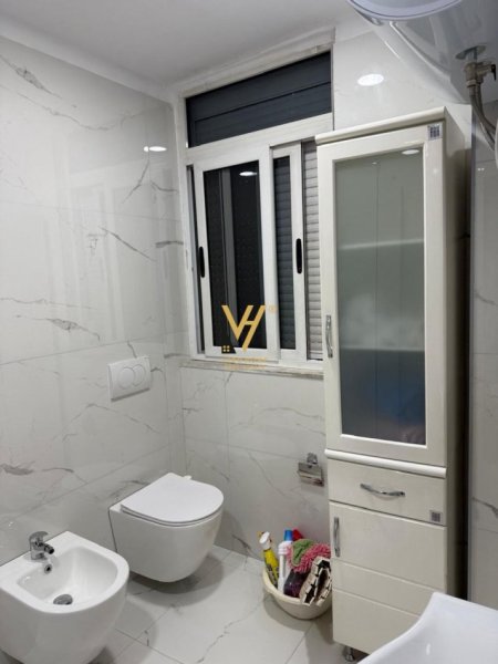 Tirane, jepet me qera apartament 2+1+Ballkon Kati 4, 115 m² 1.000 € (QENDER)