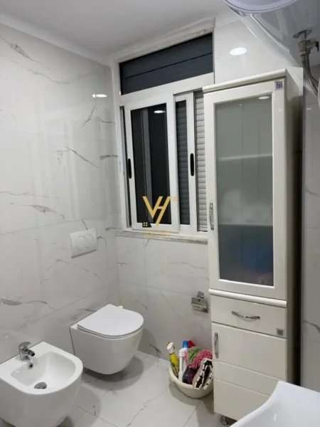 Tirane, jepet me qera apartament 2+1+Ballkon Kati 4, 115 m² 1.000 € (QENDER)