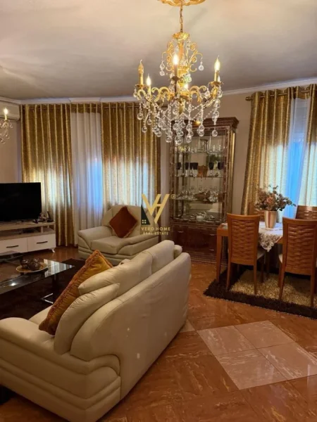 Tirane, jepet me qera apartament 2+1+Ballkon Kati 4, 115 m² 1.000 € (QENDER)