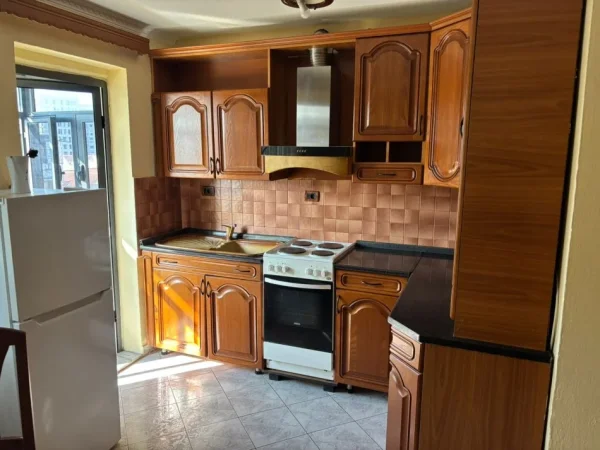 Tirane, jepet me qera apartament 2+1 Kati 5, 500 € (stacioni i trenit)