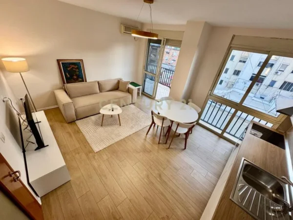Tirane, jepet me qera apartament 1+1 Kati 5, 65 m² 750 € (Rruga Hajdar Hidi)