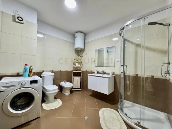 Tirane, jepet me qera apartament 1+1 Kati 5, 65 m² 750 € (Rruga Hajdar Hidi)