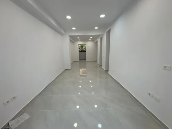 Tirane, shitet dyqan Kati 0, 65 m² 630.000 € (21 dhjetori)