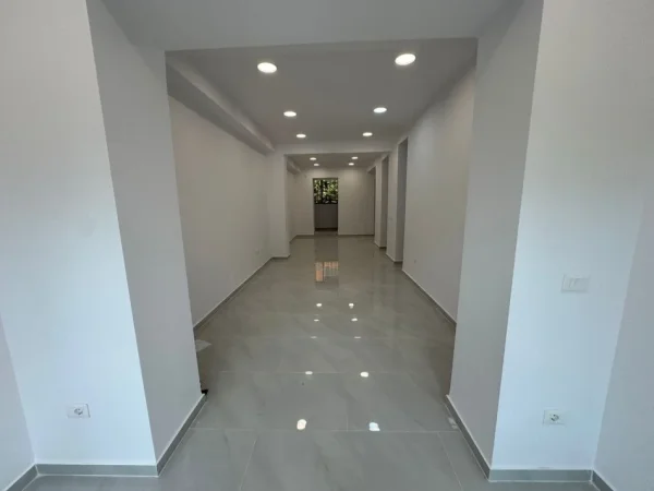 Tirane, shitet dyqan Kati 0, 65 m² 630.000 € (21 dhjetori)