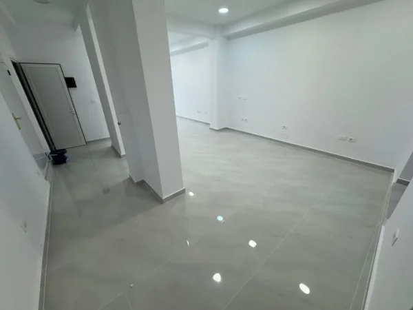 Tirane, shitet dyqan Kati 0, 65 m² 630.000 € (21 dhjetori)