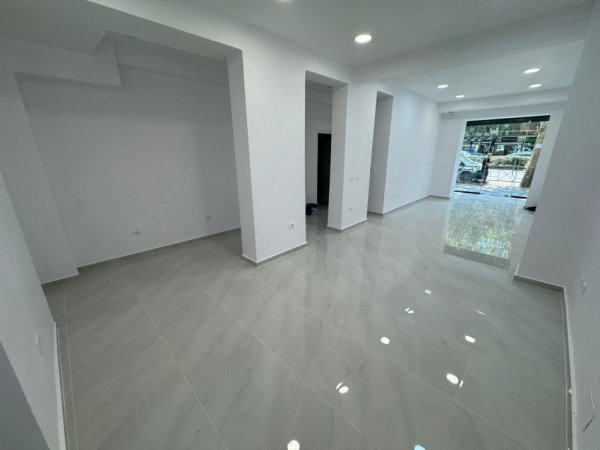 Tirane, shitet dyqan Kati 0, 65 m² 630.000 € (21 dhjetori)