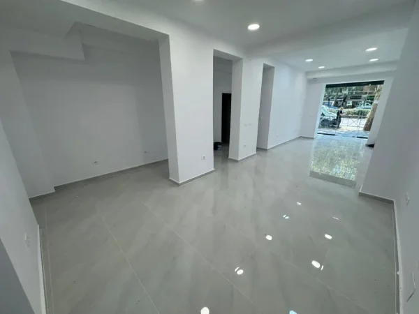 Tirane, shitet dyqan Kati 0, 65 m² 630.000 € (21 dhjetori)