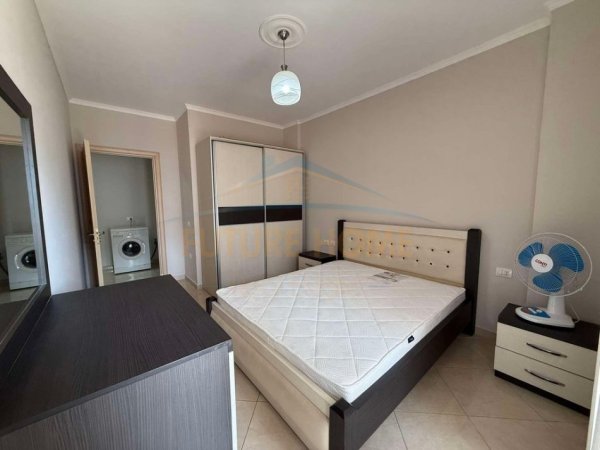 Tirane, jepet me qera apartament 1+1 Kati 4, 100 m² 400 € (UNAZA E RE)