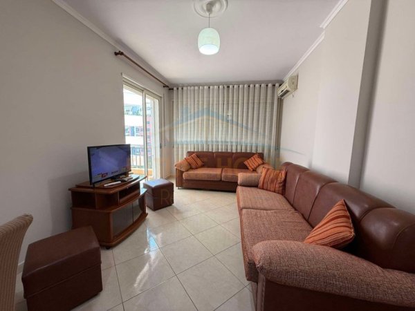 Tirane, jepet me qera apartament 1+1 Kati 4, 100 m² 400 € (UNAZA E RE)