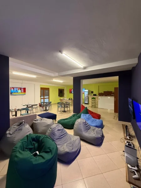 Tirane, jepet me qera ambjent biznesi Kati 0, 2.00 m² 2.000 € (rruga bill klinton)