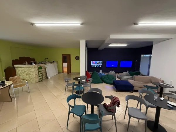 Tirane, jepet me qera ambjent biznesi Kati 0, 2.00 m² 2.000 € (rruga bill klinton)