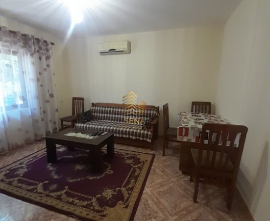 Tirane, jepet me qera shtepi 1+1+Ballkon Kati 1, 70 m² 400 € (pranë Bujtina Gjelit)