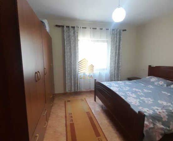 Tirane, jepet me qera shtepi 1+1+Ballkon Kati 1, 70 m² 400 € (pranë Bujtina Gjelit)