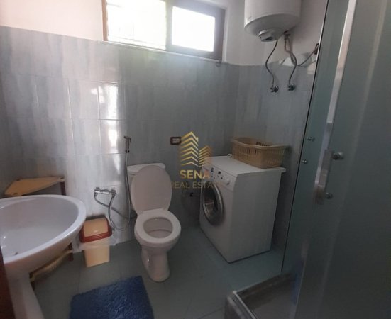 Tirane, jepet me qera shtepi 1+1+Ballkon Kati 1, 70 m² 400 € (pranë Bujtina Gjelit)