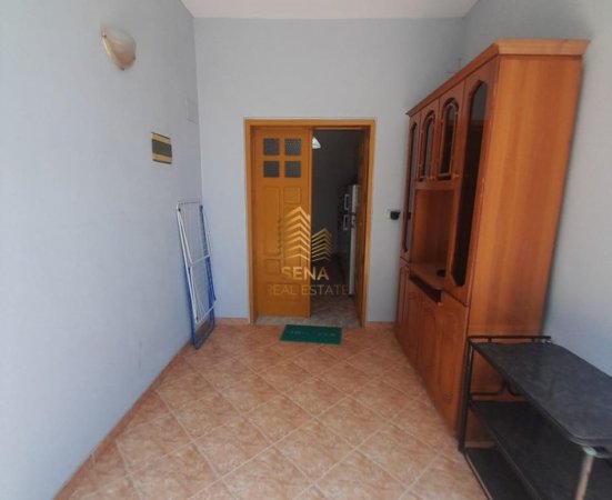 Tirane, jepet me qera shtepi 1+1+Ballkon Kati 1, 70 m² 400 € (pranë Bujtina Gjelit)