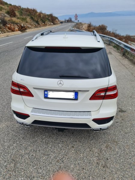 Tirane, shitet makine Mercedez benz ML Look AMG Nafte, e bardhë automatik Klima 18.000 €