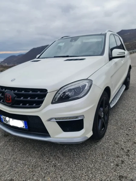 Tirane, shitet makine Mercedez benz ML Look AMG Nafte, e bardhë automatik Klima 18.000 €